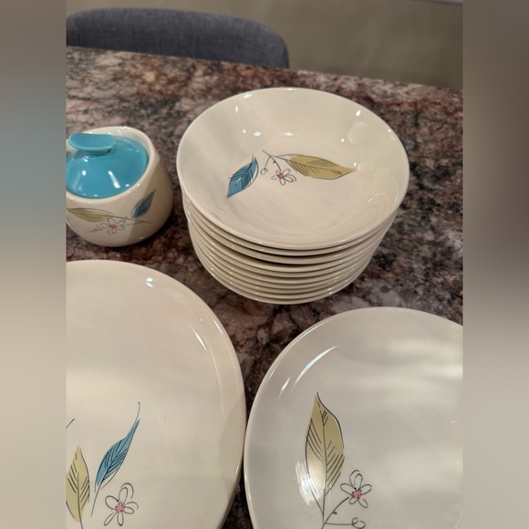 Vintage Salem China Company dinnerware in the "Biscayne" pattern - Picture 2 of 16